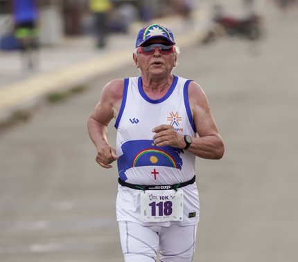 Corredores na largada de uma prova de atletismo dos Jogos da Fenae